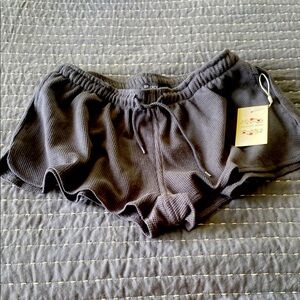 Super cute and comfortable! Navy blue, drawstring waist, and pockets! 🌺